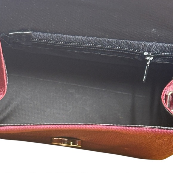 Crossbody Bag/ Wallet In Burgundy New 5”x 4.5” Flap Closure Gold Tone - Picture 9 of 9